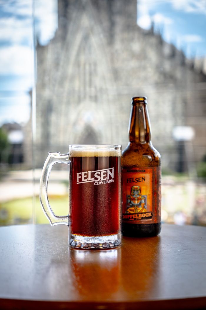 Caneca de chope e garrafa da Felsen Doppelbock