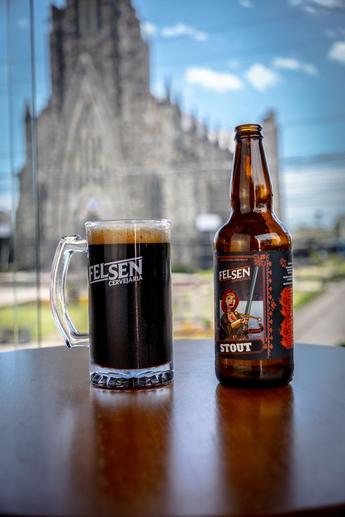 Caneca de chope e garrafa da Felsen Stout