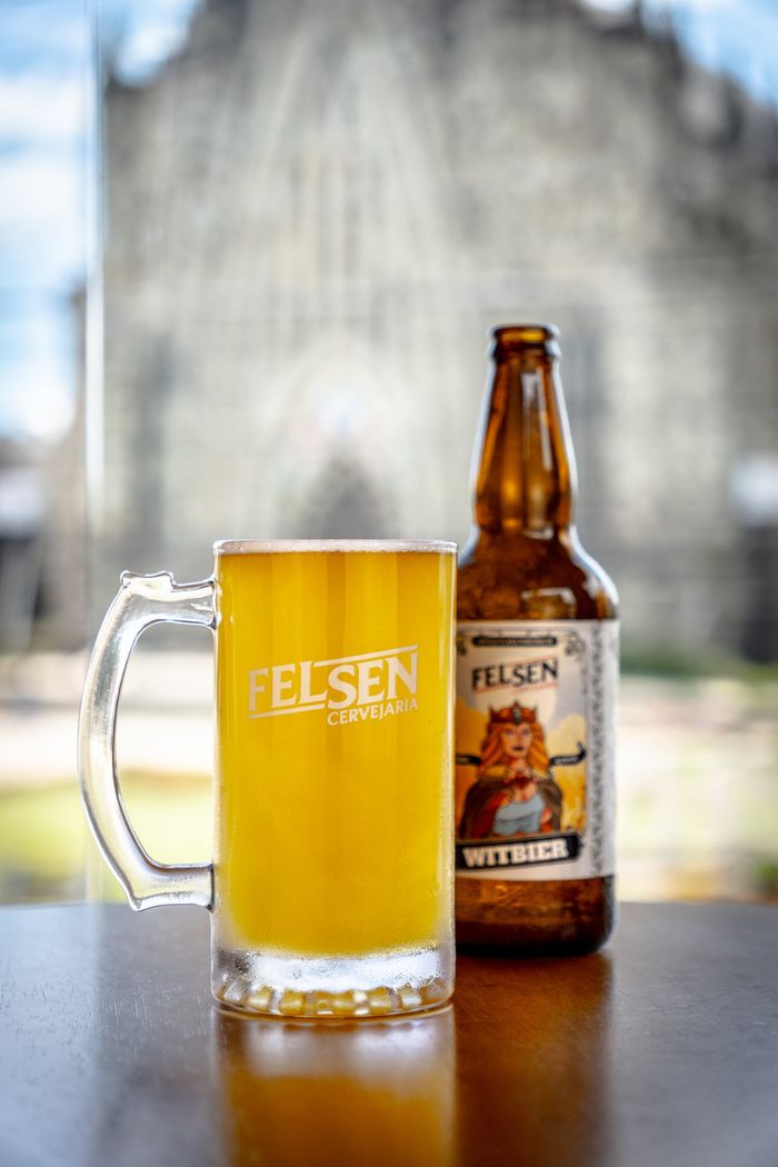 Caneca de chope e garrafa da Felsen Witbier