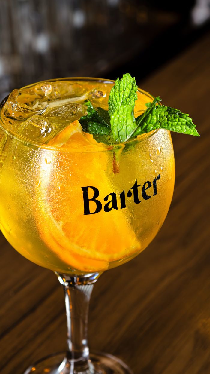 Drink de laranja com hortelã na taça da Barter