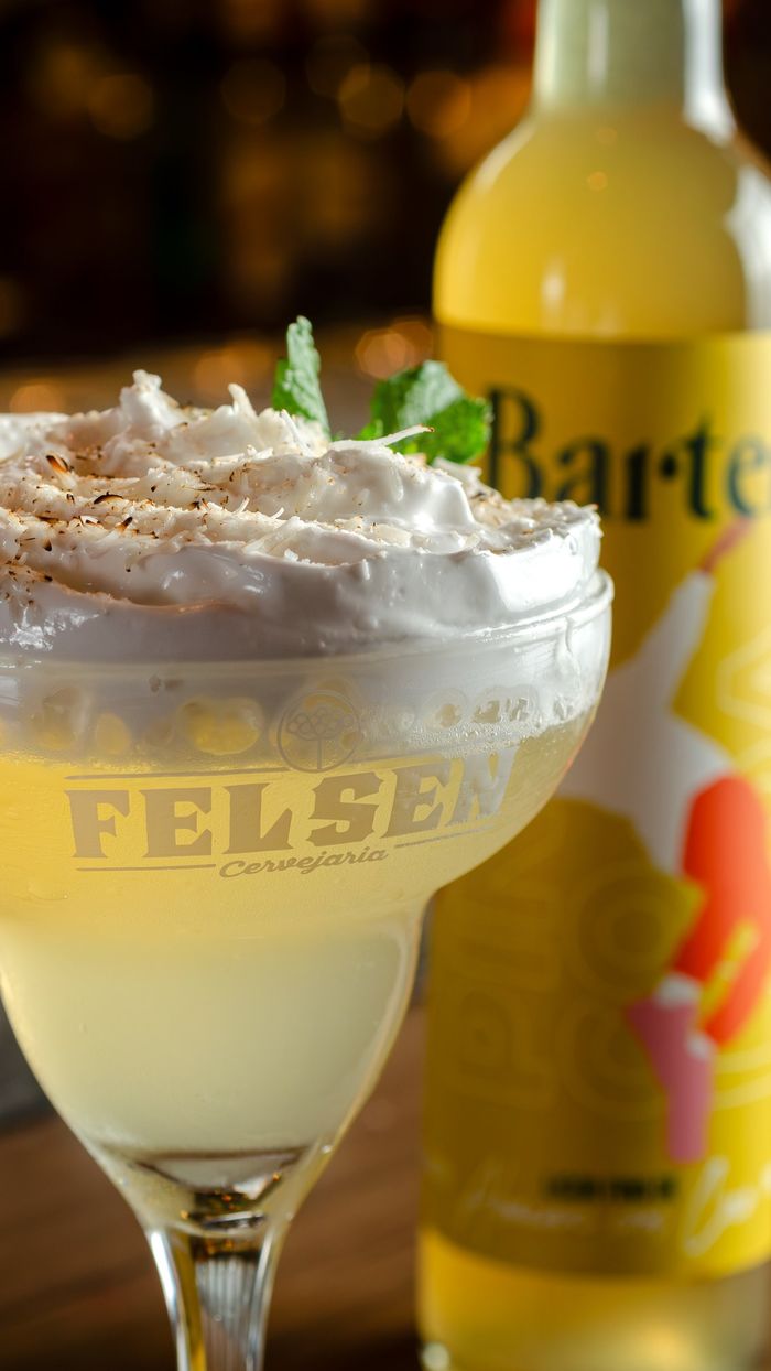 Drink com espuma de coco na taça da Felsen
